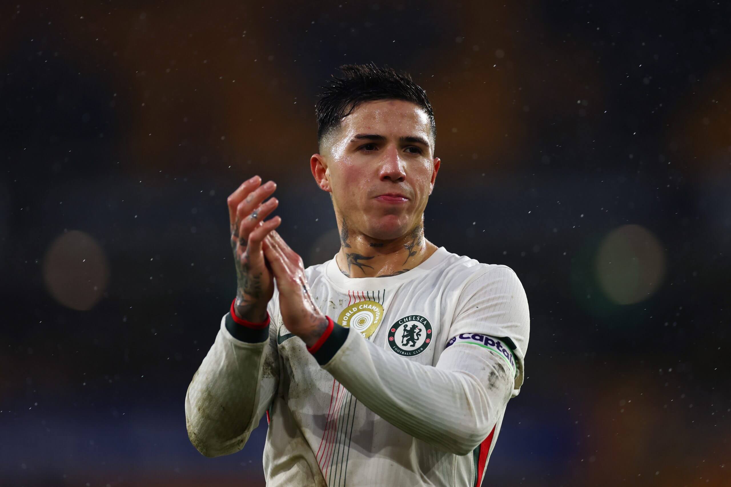 Enzo Fernandez applauds