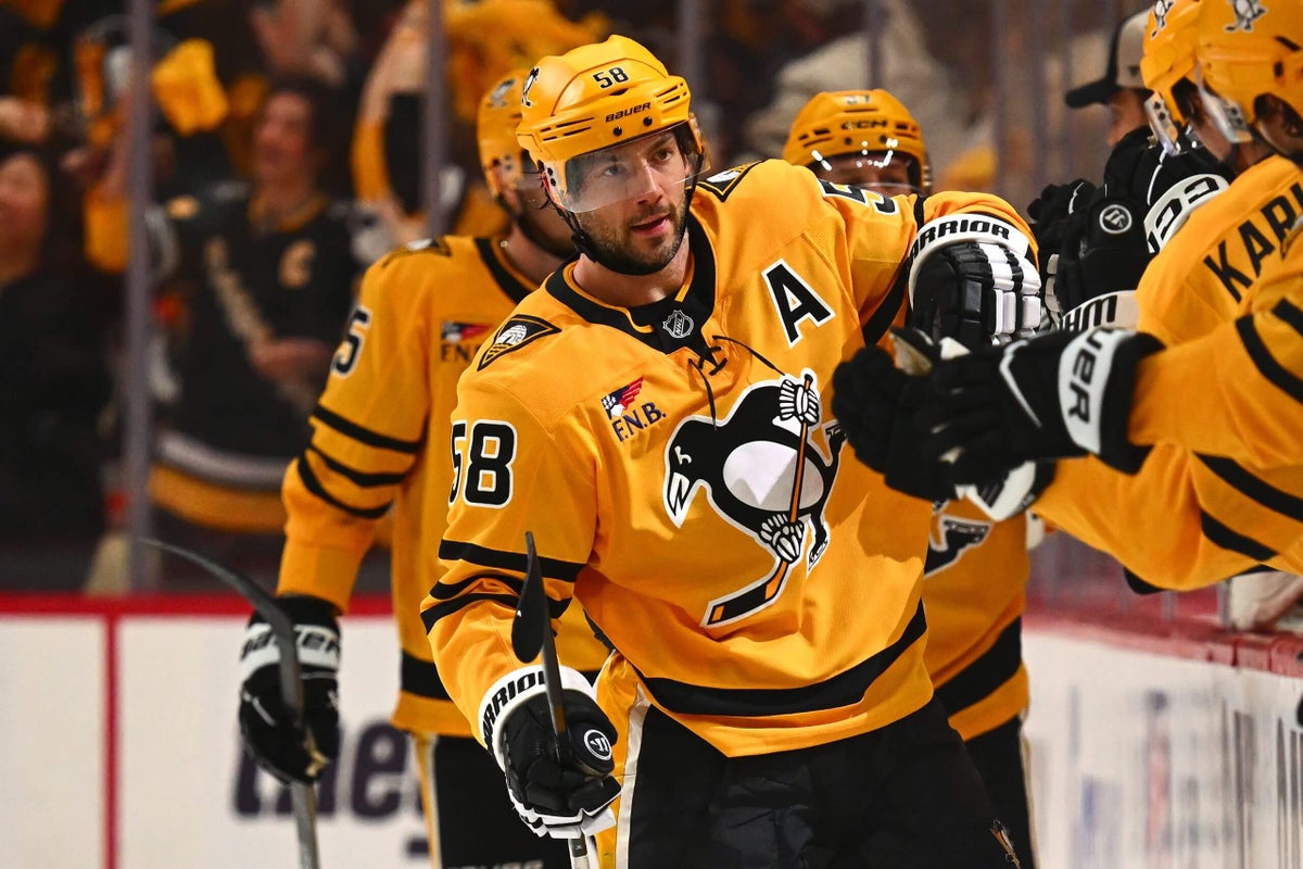 Penguins’ Kris Letang banks improbable game-winning goal off glass vs. Flyers