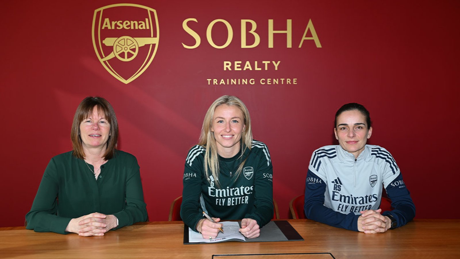 Leah Williamson signs new contract | News