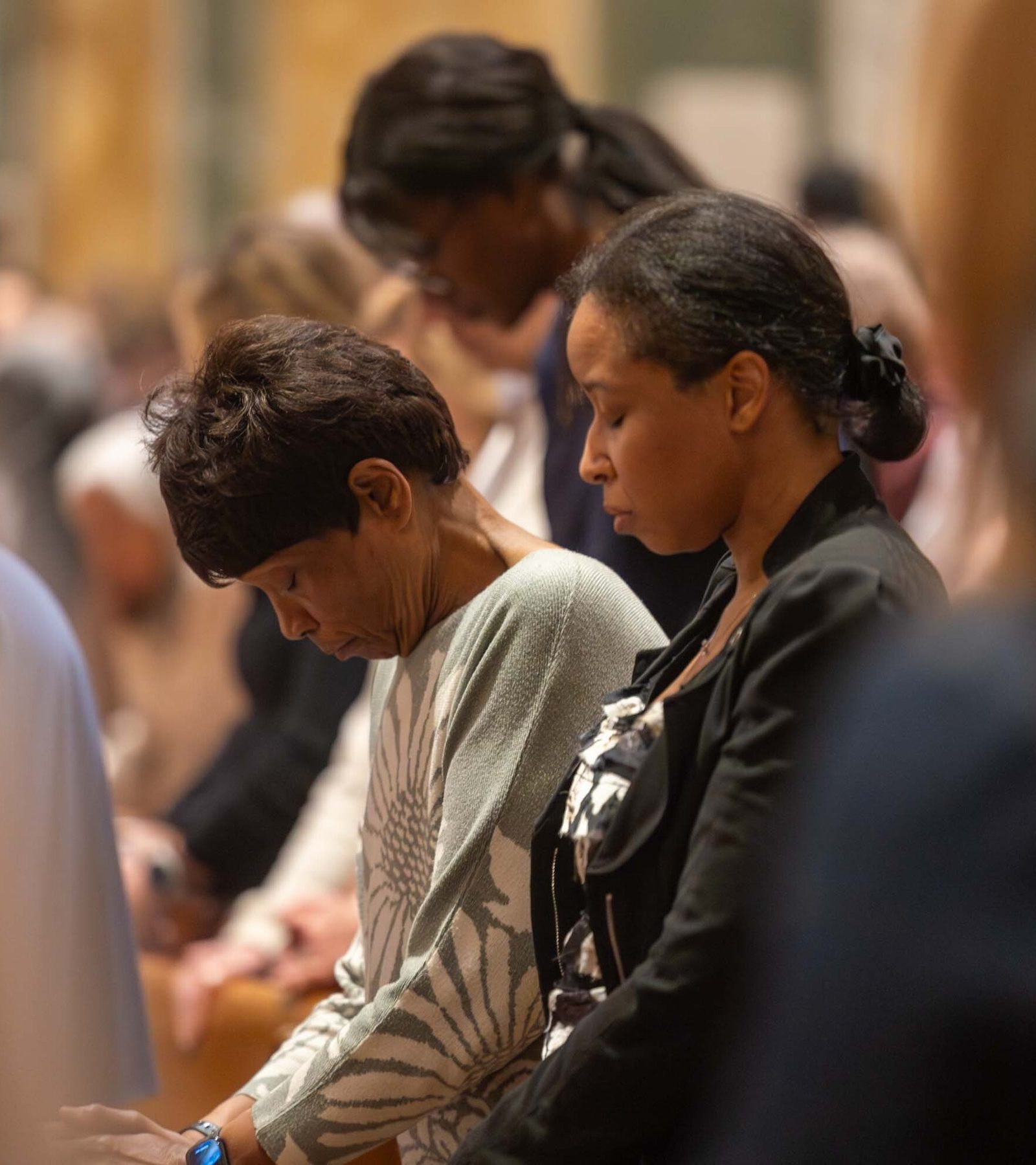 People mark a moment of silence to pray for peace during a Vigil Mass for Peace celebrated by Cardinal Robert W. McElroy at the Cathedral of St. Matthew the Apostle in Washington, D.C., on April 11, 2026. Pope Leo XIV had encouraged Catholics around the world to participate in a Vigil for Peace on that day. (Catholic Standard photo by Mihoko Owada)