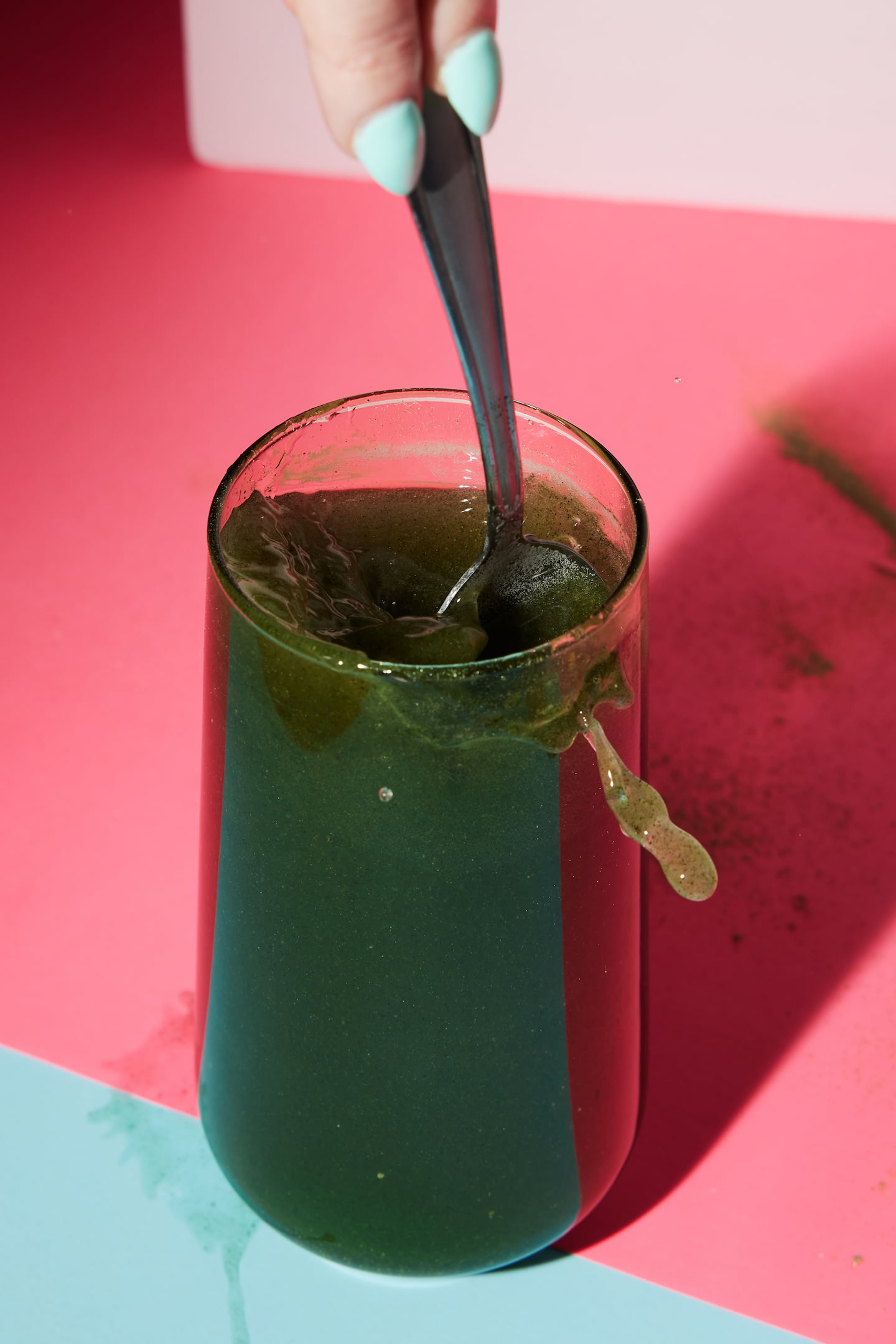 Customers are instructed to mix the AG1 powder into cold water and drink it daily, on an empty stomach.