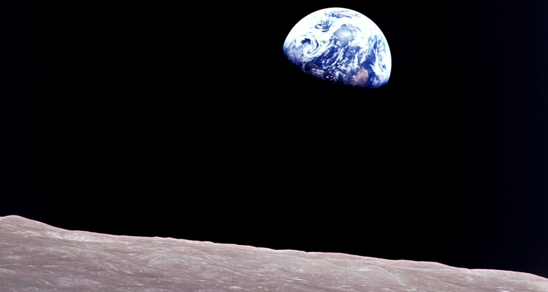 Artemis 2 moon astronauts will try to recreate Apollo 8's historic 'Earthrise' photo