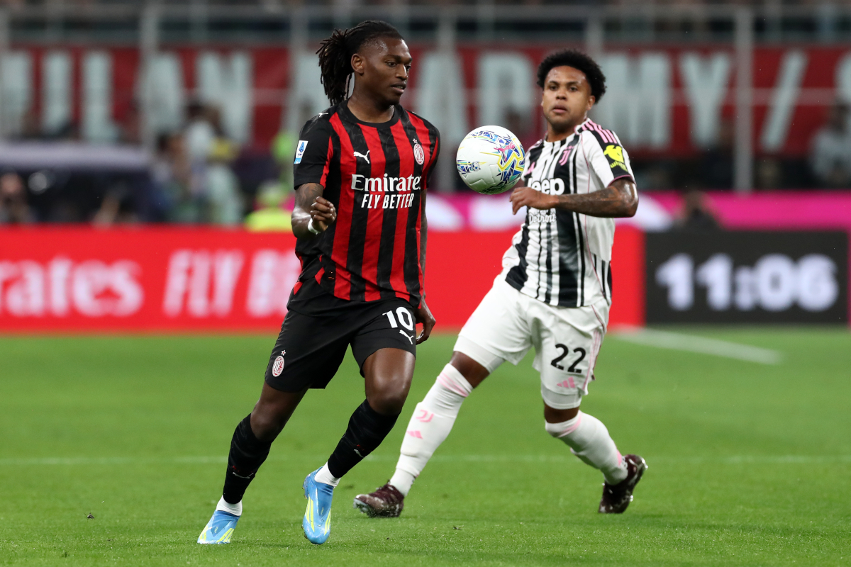 MILAN, ITALY - APRIL 26: Rafael Leao of AC Milan controls the ball whilst under pressure from Weston McKennie of Juventus during the Serie A match between AC Milan and Juventus FC at Giuseppe Meazza Stadium on April 26, 2026 in Milan, Italy. (Photo by Marco Luzzani/Getty Images)