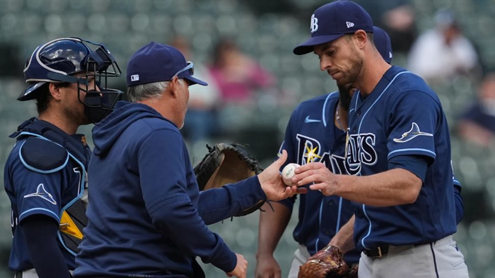 Tampa Bay Rays manager Kevin Cash, second from left, takes the ball from starting pitcher Steven Matz, front right, during the sixth inning of a baseball game against the Chicago White Sox in Chicago, Thursday, April 16, 2026. (AP Photo/Nam Y. Huh)