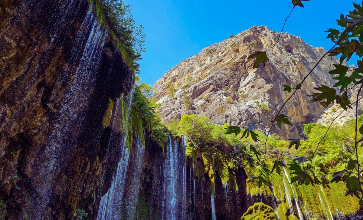Researchers Just Discovered A Massive Hidden Reservoir Beneath The Cascades Stretching A 700 Mile Mountain Range