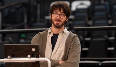 'The Comeback's Julian Stern On Working With Mom Lisa Kudrow