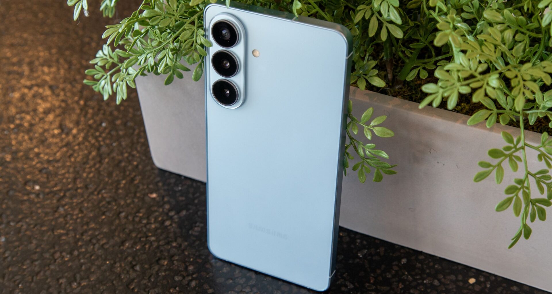 I just scored a free Samsung phone, smartwatch, AND a $100 gift card at Verizon by following these steps — yes, it's real