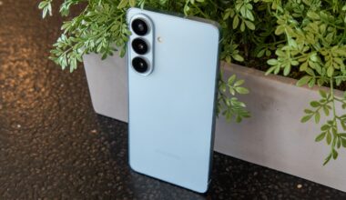 I just scored a free Samsung phone, smartwatch, AND a $100 gift card at Verizon by following these steps — yes, it's real