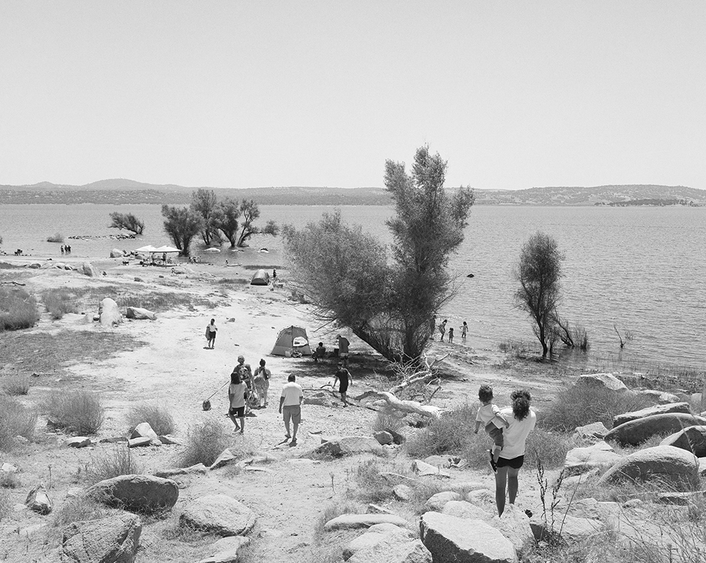 XLMP079 Families Picnicking by the Lake, 2021-2025, Mimi Plumb photo
