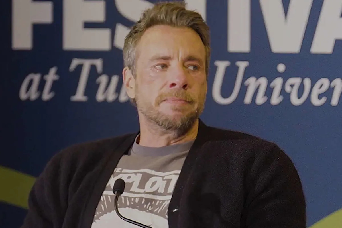 Dax Shepard breaks down in tears detailing Kristen Bell's surprise for his dying dad