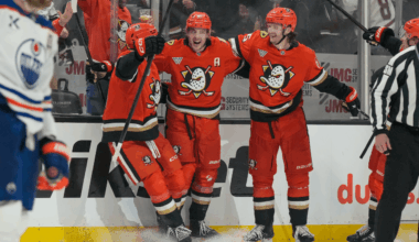 Ducks score 4 in 3rd period, pull away from Oilers in Game 3 of Western 1st Round
