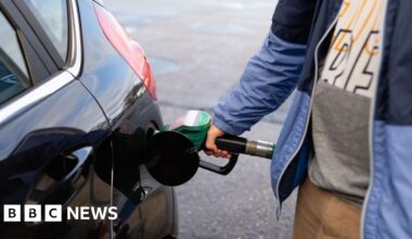 Oil price briefly hits $120 after reports of 'extended' Iran blockade - BBC