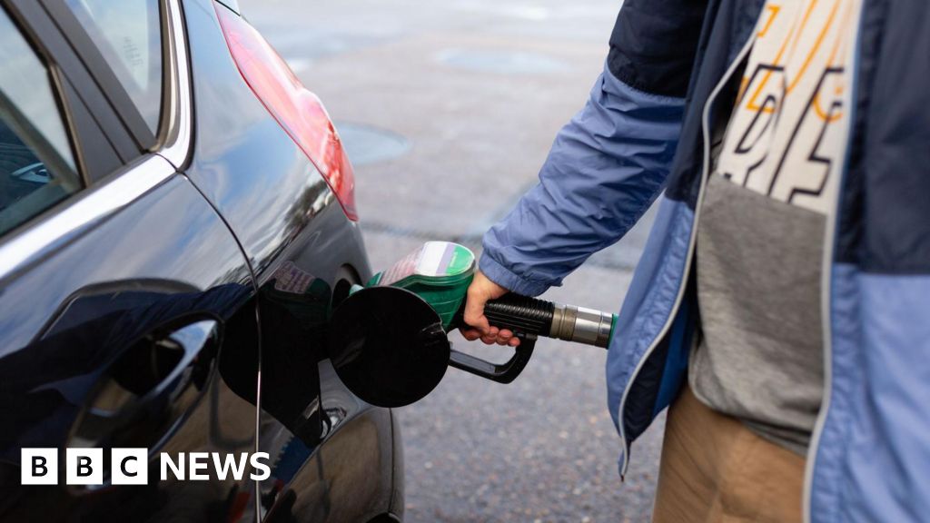 Oil price briefly hits $120 after reports of 'extended' Iran blockade - BBC