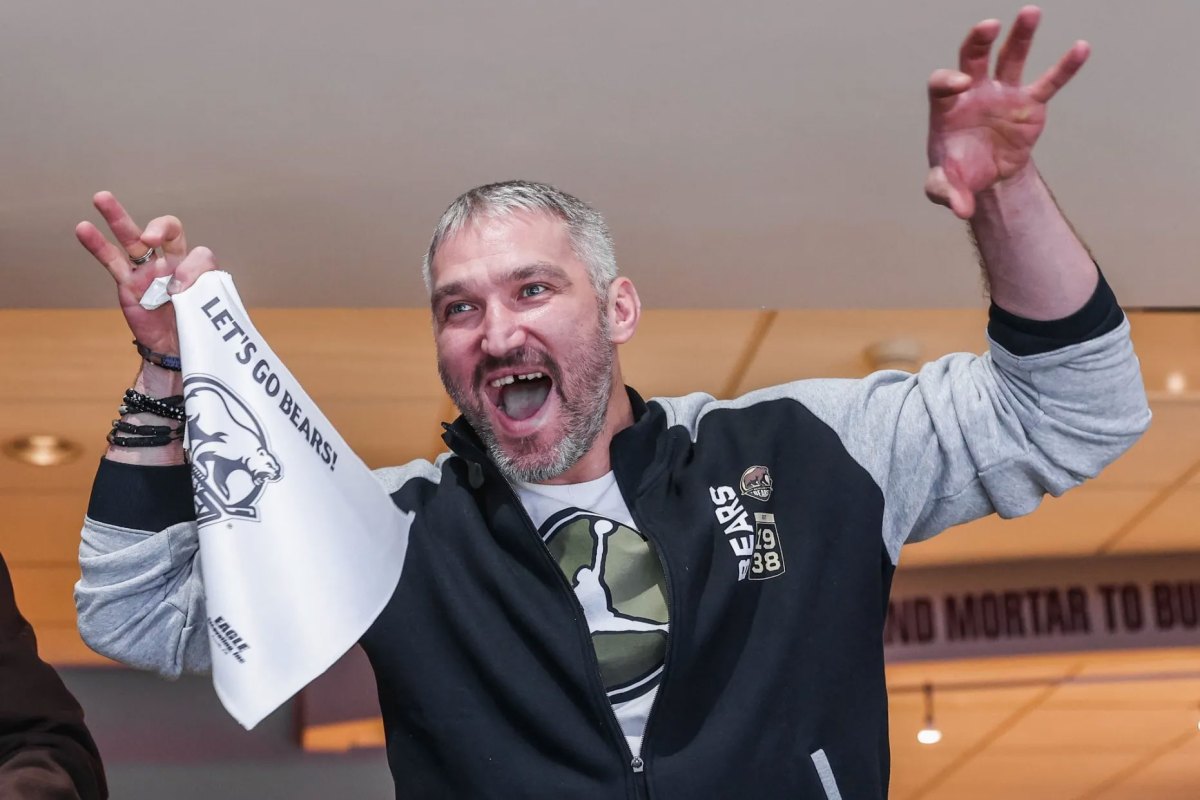 Alex Ovechkin attends Hershey Bears playoff game with Aliaksei Protas, does team’s signature ROAR