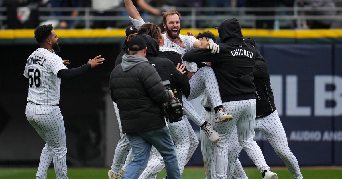 Peters' single caps 2-run 10th as White Sox beat Blue Jays 5-4 in home opener