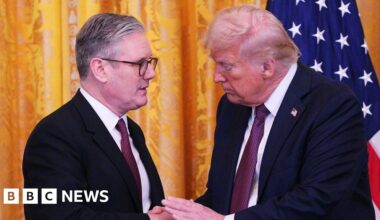 Trump warns that UK trade deal 'can always be changed' - BBC