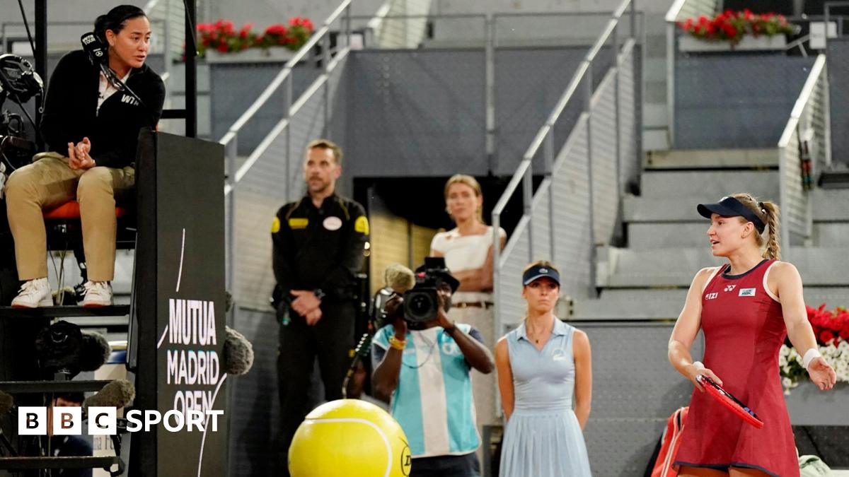 Elena Rybakina talks to the umpire during her win against Zheng Qinwen