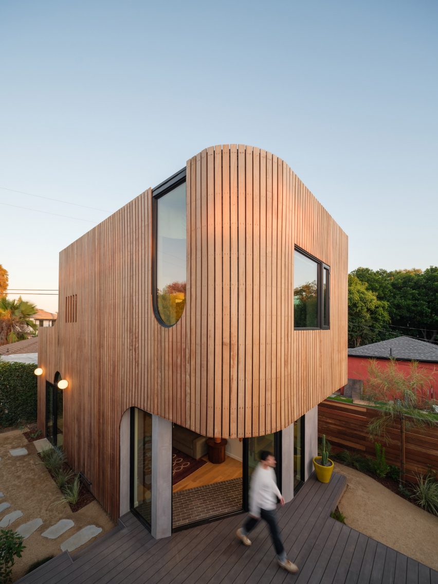 Ipe-clad ADU in Los Angeles with family