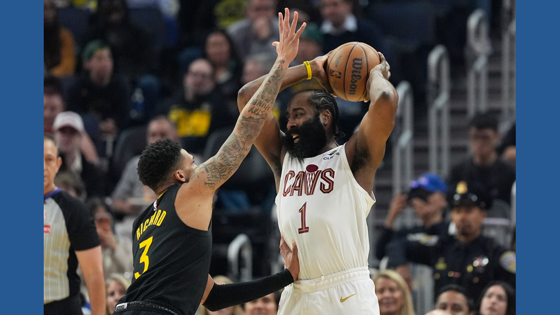 Donovan Mitchell scores 25, Max Strus 24 as Cavaliers hold off Warriors 118-111