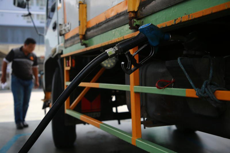 A truck is refilled with diesel at a service station in Samut Prakan. (Photo: Somchai Poomlard)