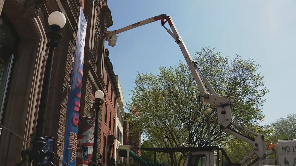 APRIL 2026 - A swarm of honey bees attached itself to the Renwick Gallery across the street from the White House. (7News){p}{/p}