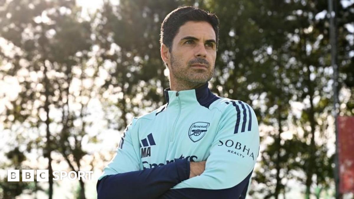 Arsenal manager Mikel Arteta poses with arms folded