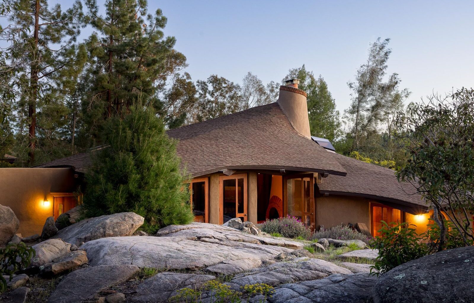 The ’70s Are Alive and Well in This Curvaceous SoCal Home Seeking $2.5M