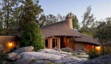The ’70s Are Alive and Well in This Curvaceous SoCal Home Seeking $2.5M