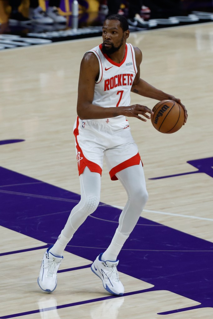 Kevin Durant dribbles the ball.