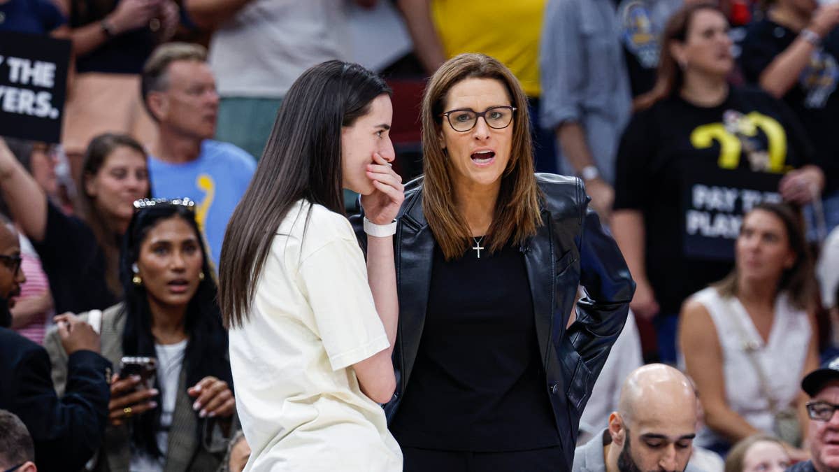 Indiana Fever head coach Stephanie White and guard Caitlin Clark (22)© Kamil Krzaczynski-Imagn Images