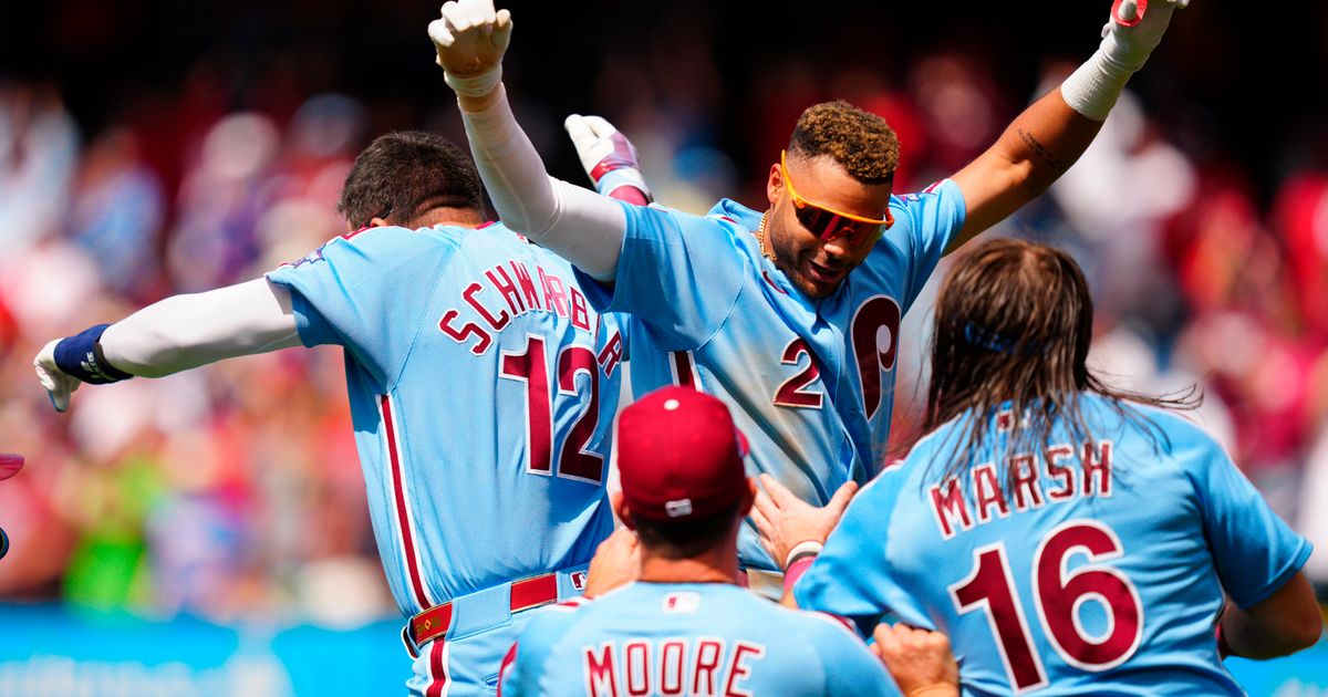 Phillies rally in the 9th inning to beat the Giants 3-2 in the first game of a doubleheader :: WRAL.com
