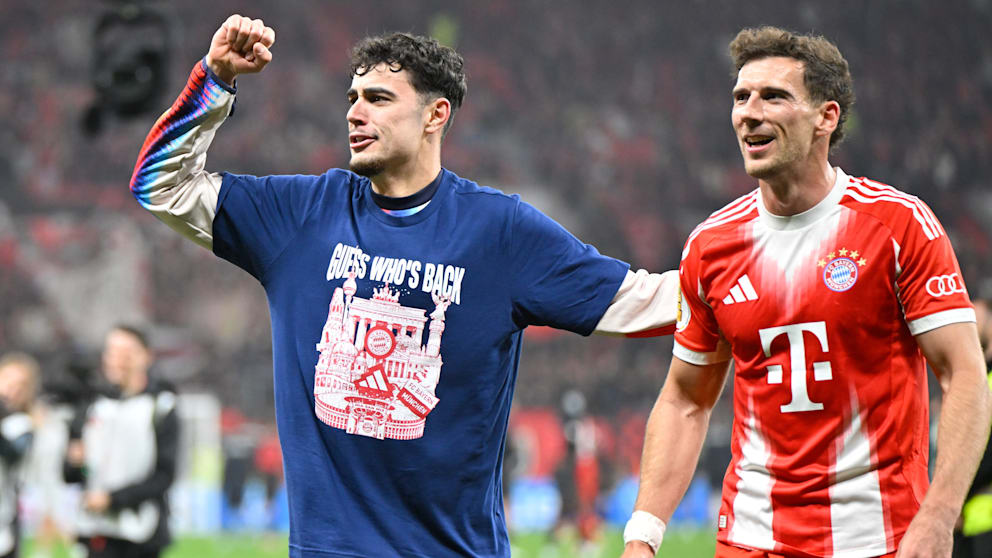 Aleksandar Pavlovic (l./21) feiert im blauen Sondershirt mit Leon Goretzka (31)