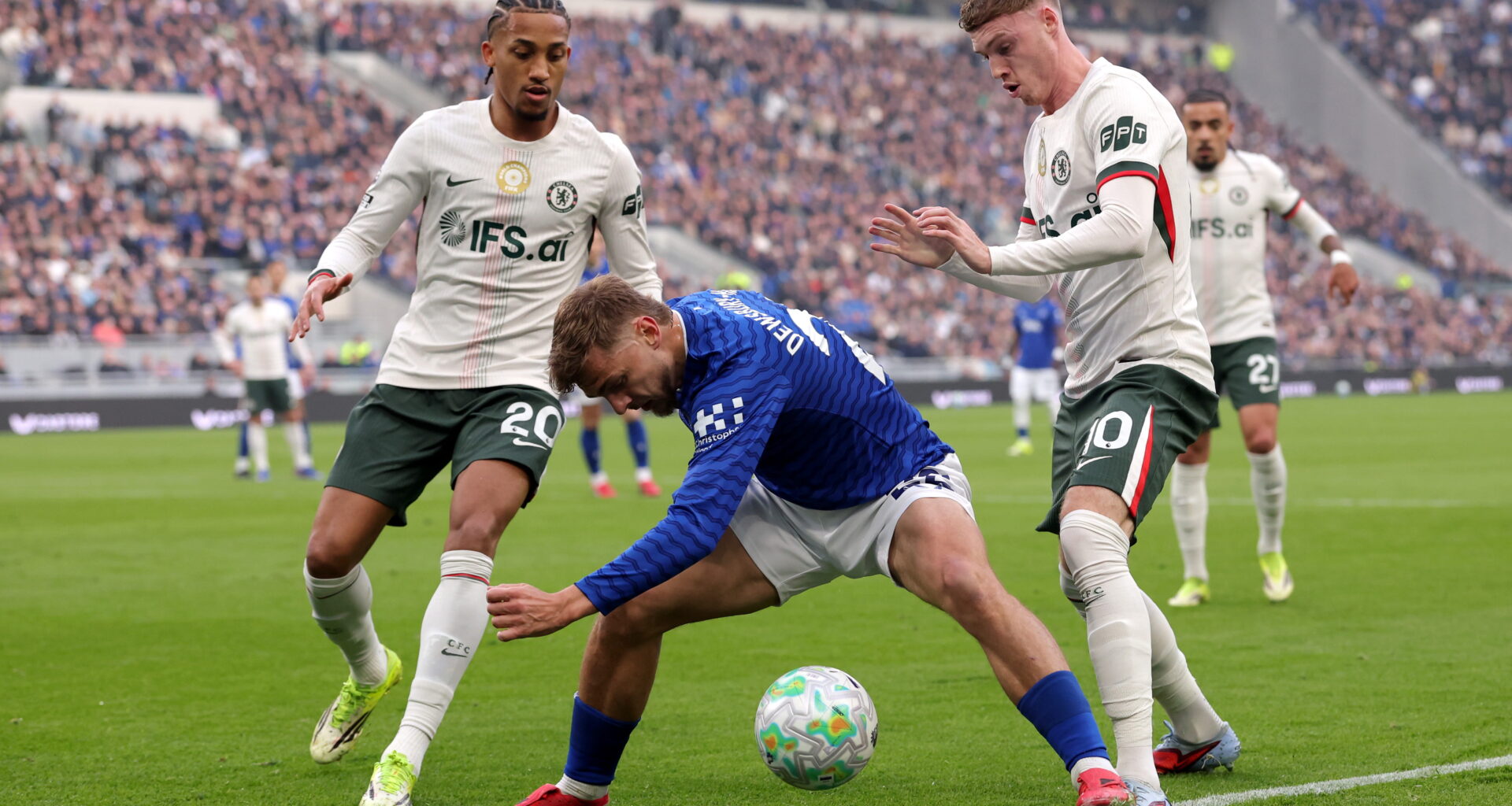 Barcelona consider shock move for Chelsea forward