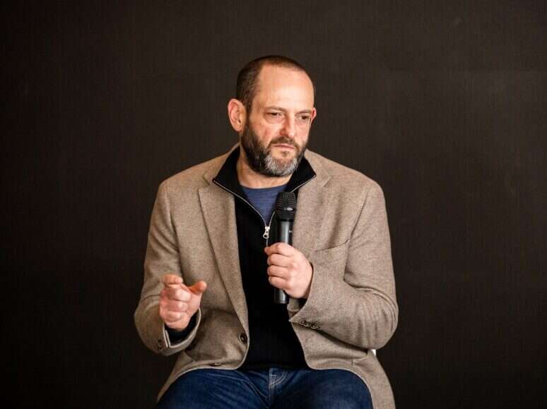 Sky News executive editor Jonathan Levy speaking into a microphone and gesturing