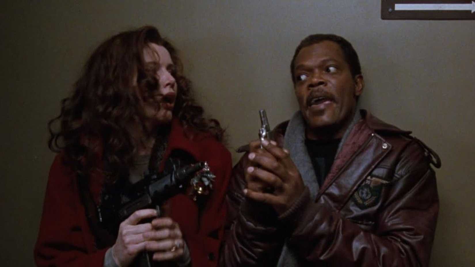 geena davis and samuel L jackson both holding pistols in the long kiss goodnight