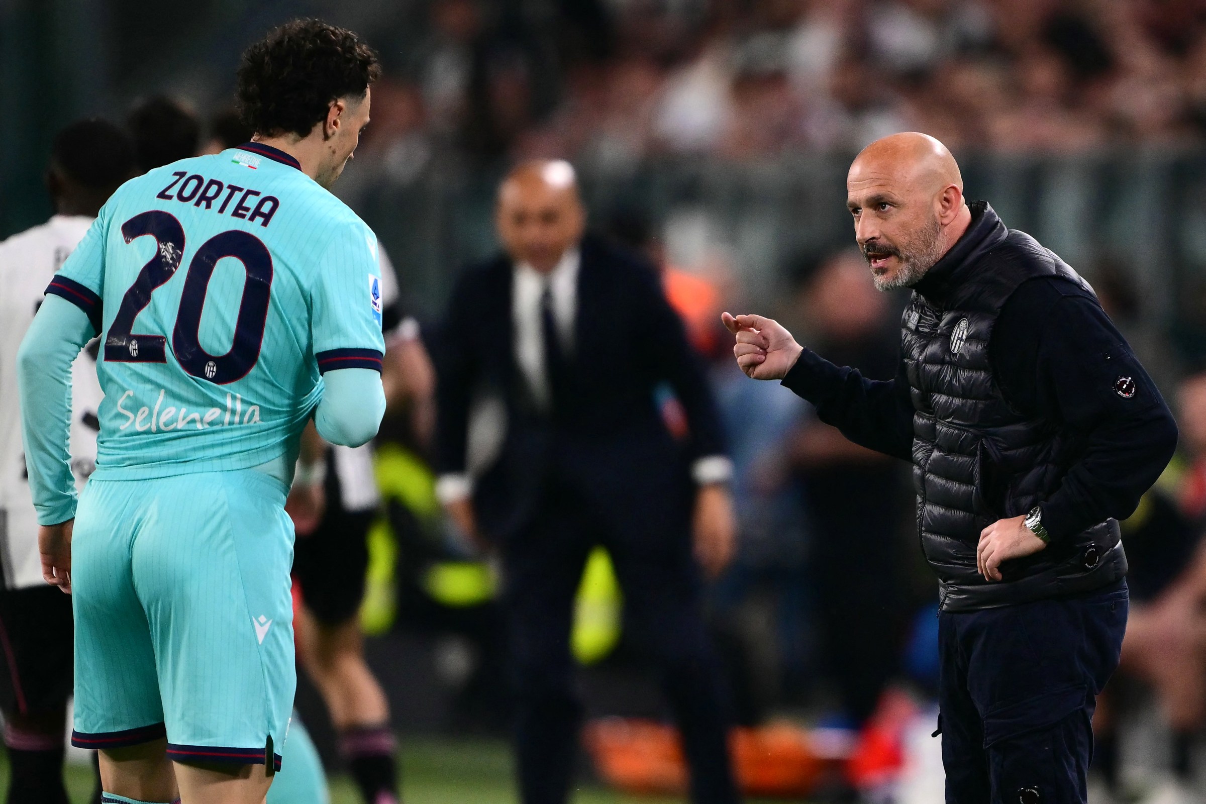 Bologna’s Italian head coach Vincenzo Italiano speaks to Bologna’s Italian defender #20 Nadir Zortea during the Italian Serie A football match between Juventus and Bologna at the Allianz stadium in Turin, on April 19, 2026. (Photo by Marco BERTORELLO / AFP via Getty Images)