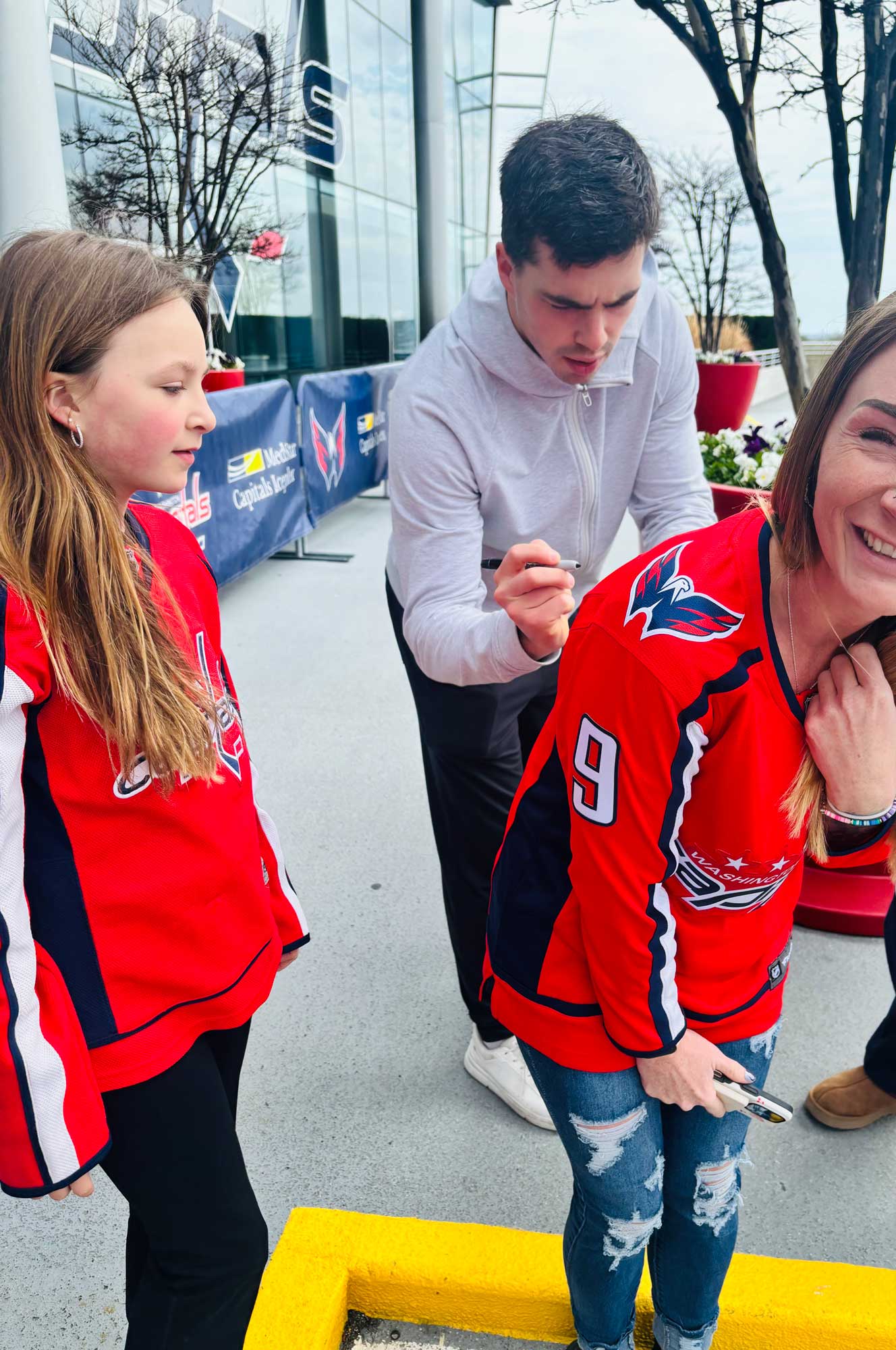 Hendrix Lapierre signs a fan's jersey