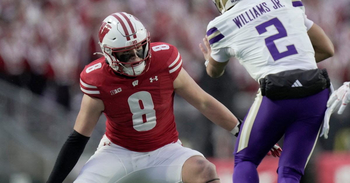 Wisconsin Football: Badgers win total projection revealed for 2026