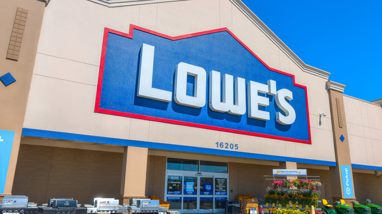 The front of the Lowe's store