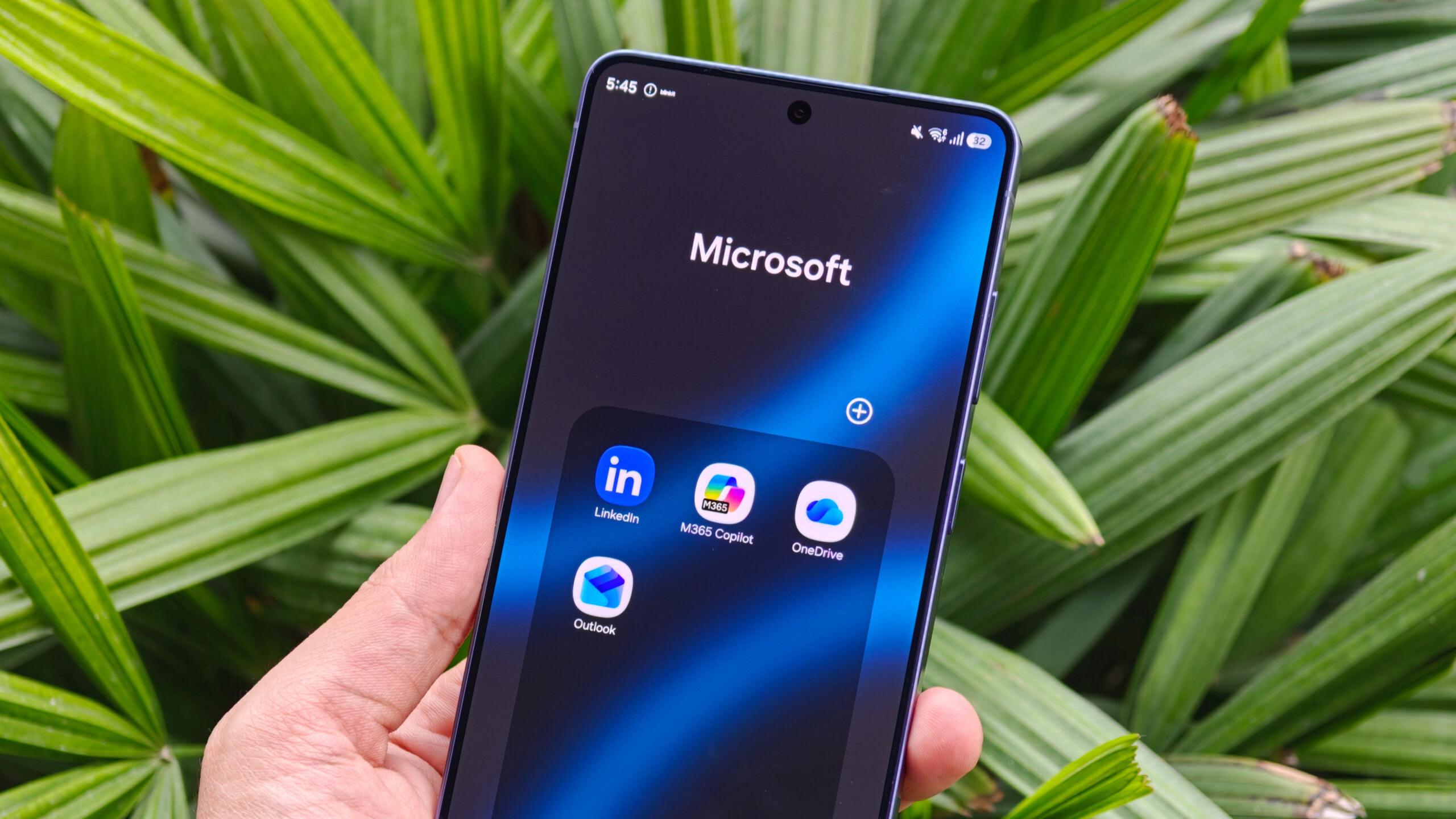 Bunch of Microsoft apps pre-installed on a Galaxy device