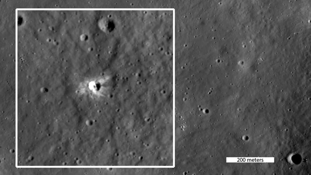 The LROC team discovered a new crater that formed since LRO entered orbit, identifiable in the above image by its bright ejecta rays. (Credit : NASA/GSFC/Arizona State University)