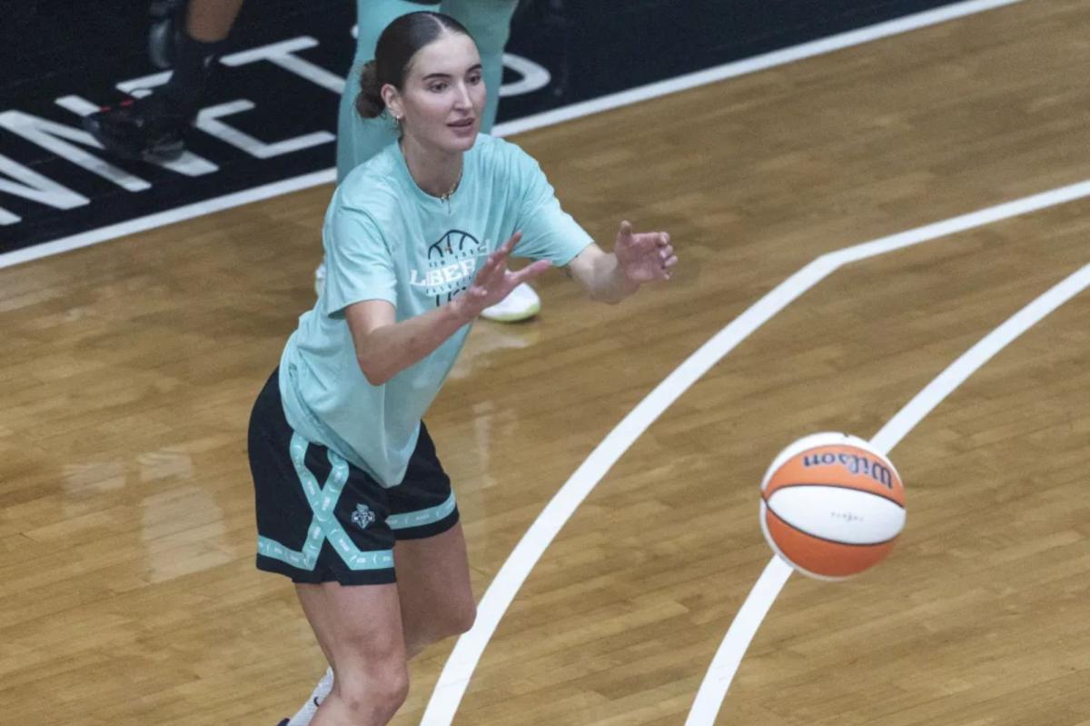 Australian guard Anneli Maley getting shot in Liberty's training camp