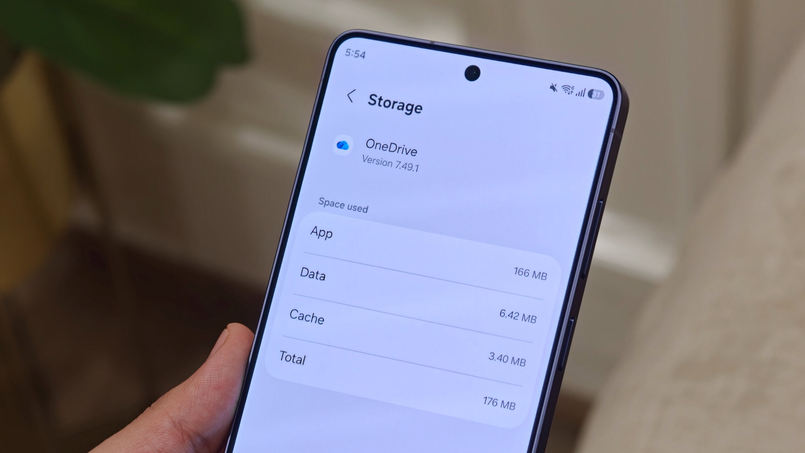 OneDrive taking 166MB on a Samsung smartphone