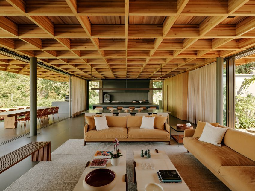 Living space interior at low-lying home by Sabella Arquitetura