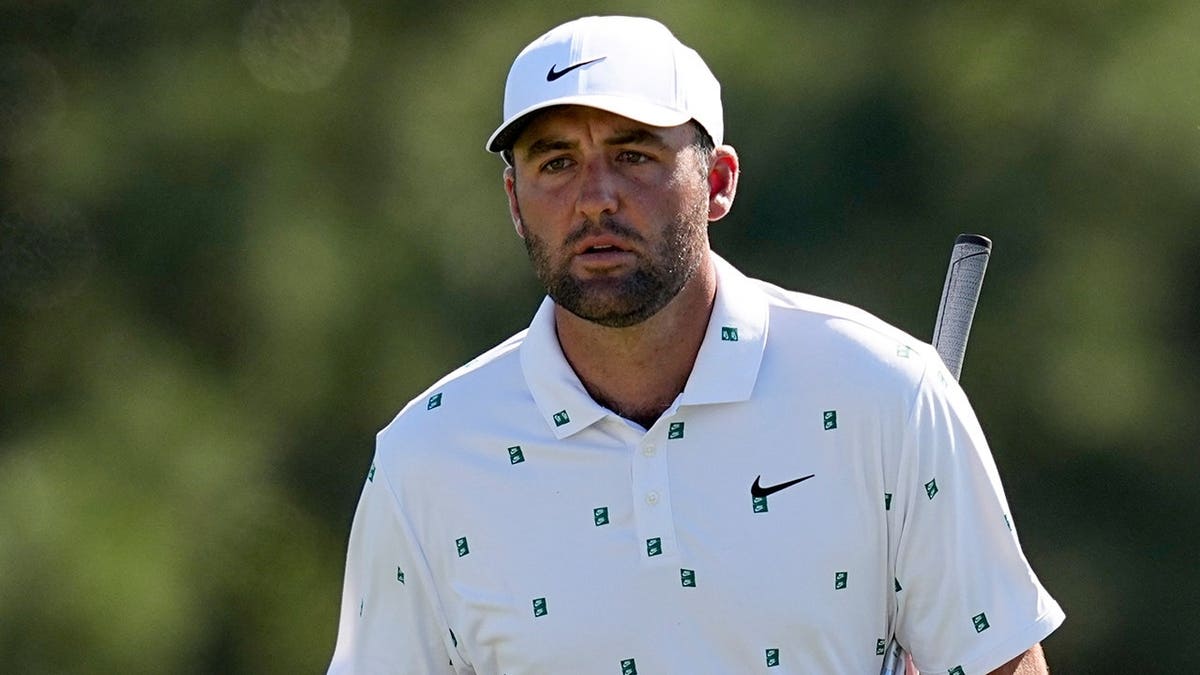 Scottie Scheffler walking toward the green on the 18th hole at Augusta National Golf Club