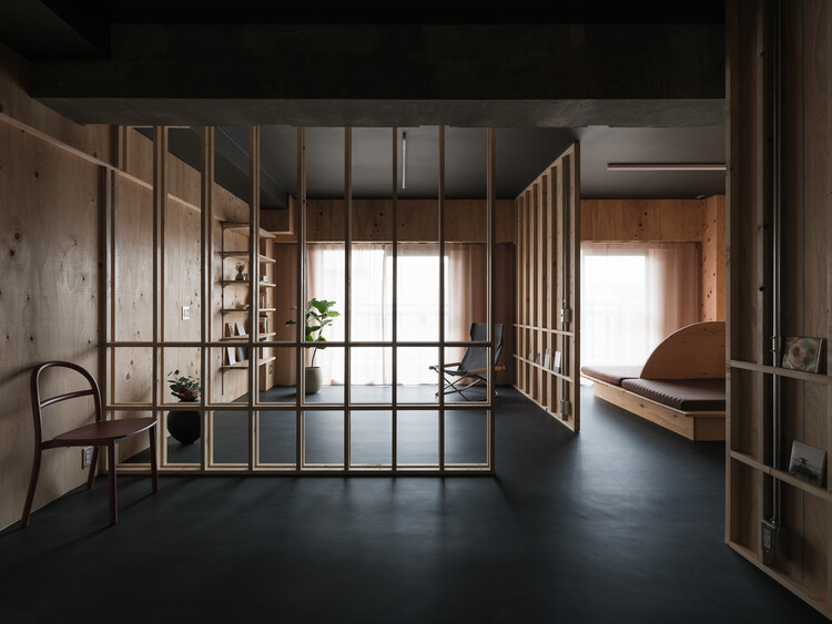 Six-Grid House in Osaka / Atelier 405 - Interior Photography, Wood, Lighting