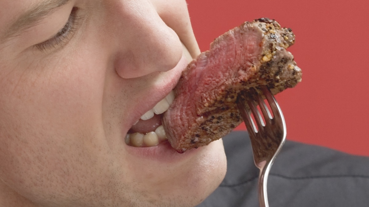 Study Links Eating More Meat to Lower Dementia Risk, But Only in One Group : ScienceAlert