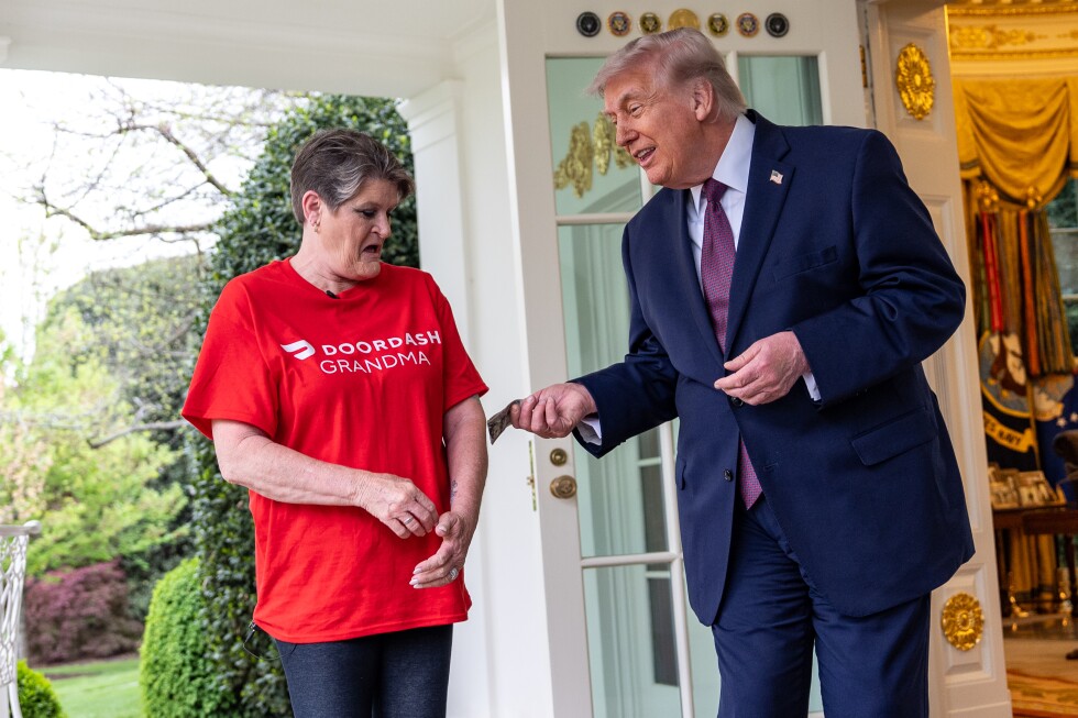 Trump tips DoorDash driver $100 for Oval Office delivery