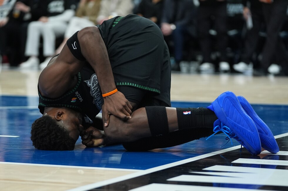Wolves lose Edwards and DiVincenzo with leg injuries in Game 4