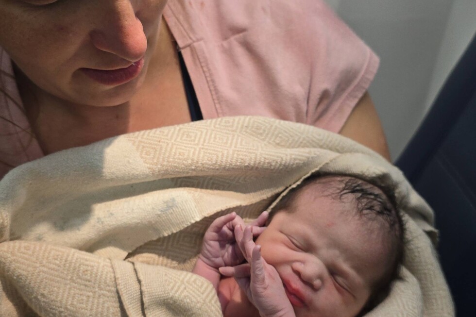 Passenger gives birth to a baby girl on a Delta flight just before landing